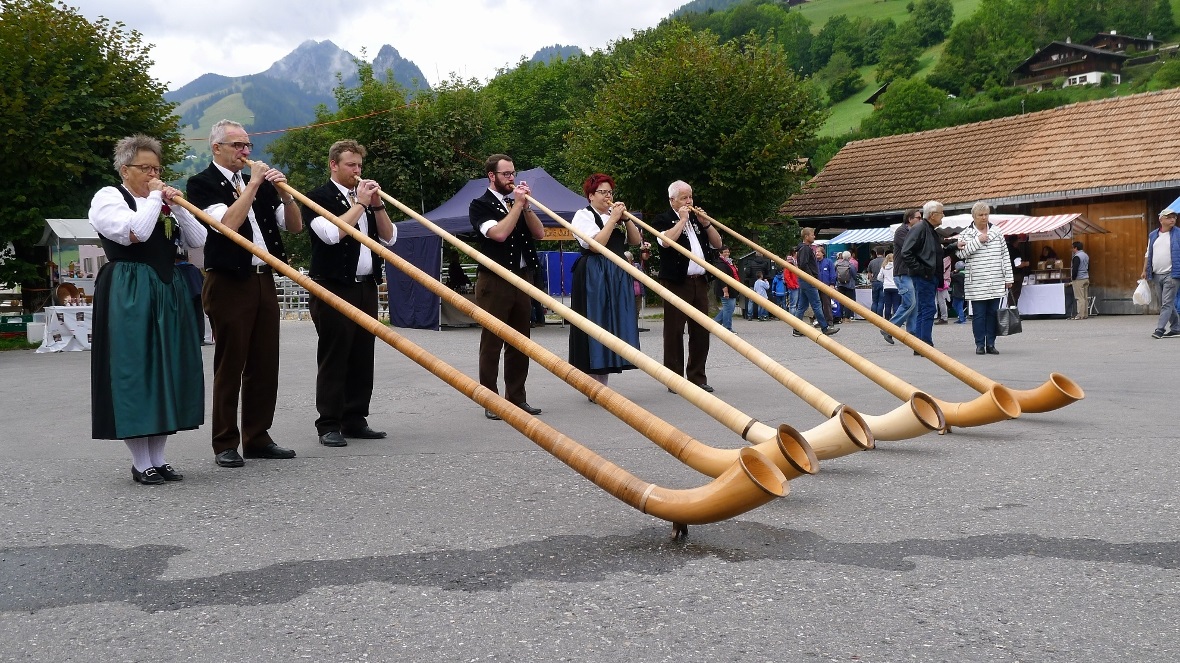 Die Alphorngruppe Mittagsfluh bereicherte den Bauernmarkt mit ihrer Darbietung.
