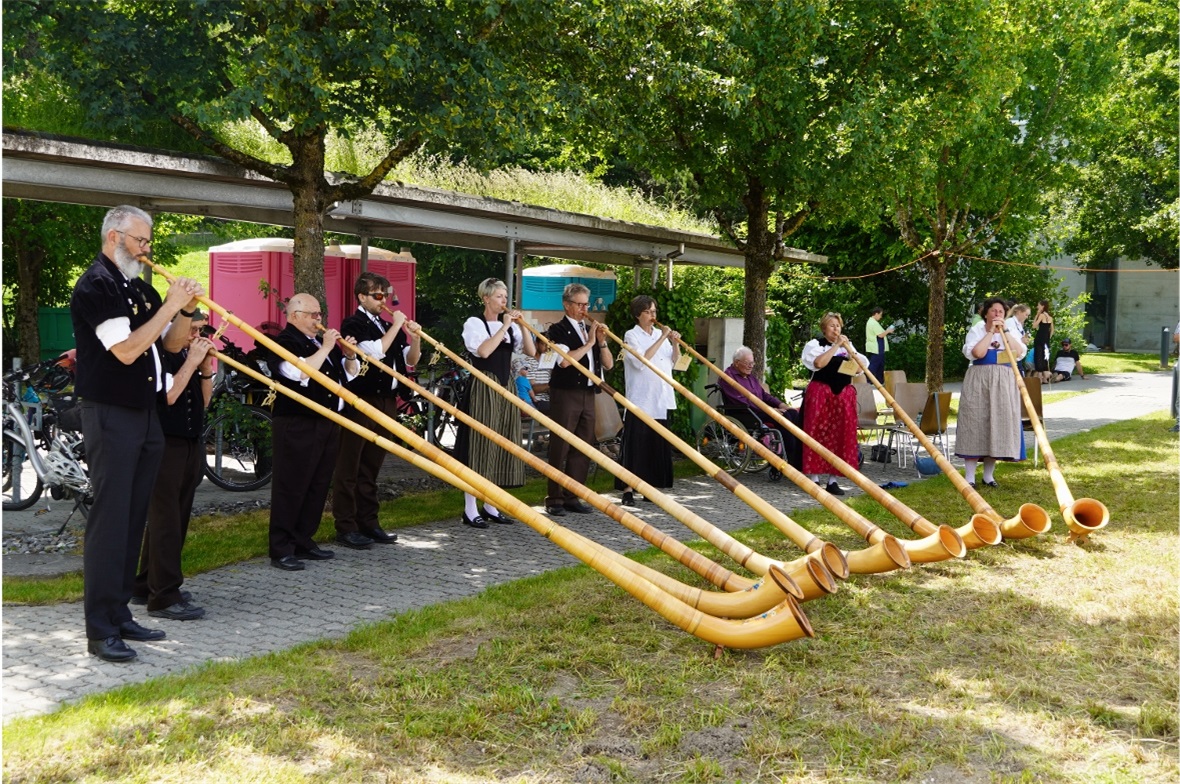 Die Alphorngruppe Saanenland - Pays d’Enhaut spielte ein abwechslungsreiches Pro...