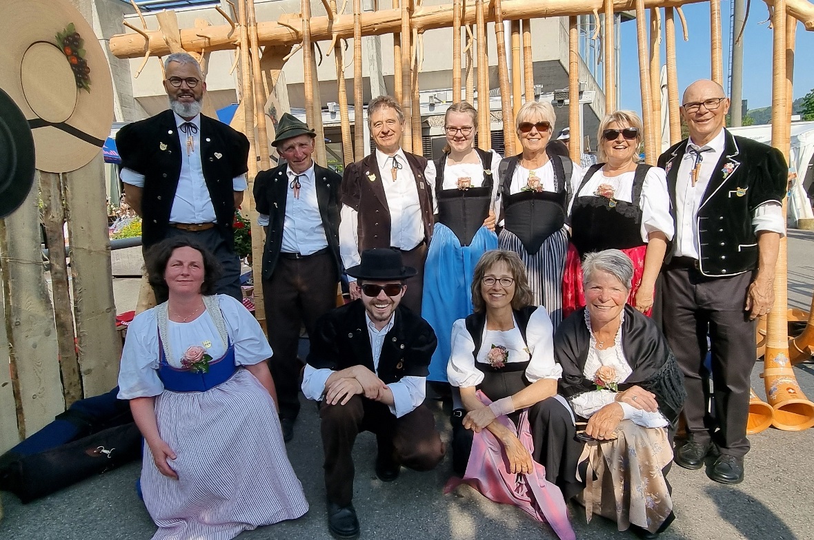 Die Alphorngruppe Saanenland/Pays d‘Enhaut nach dem Auftritt im Fussballstadion.