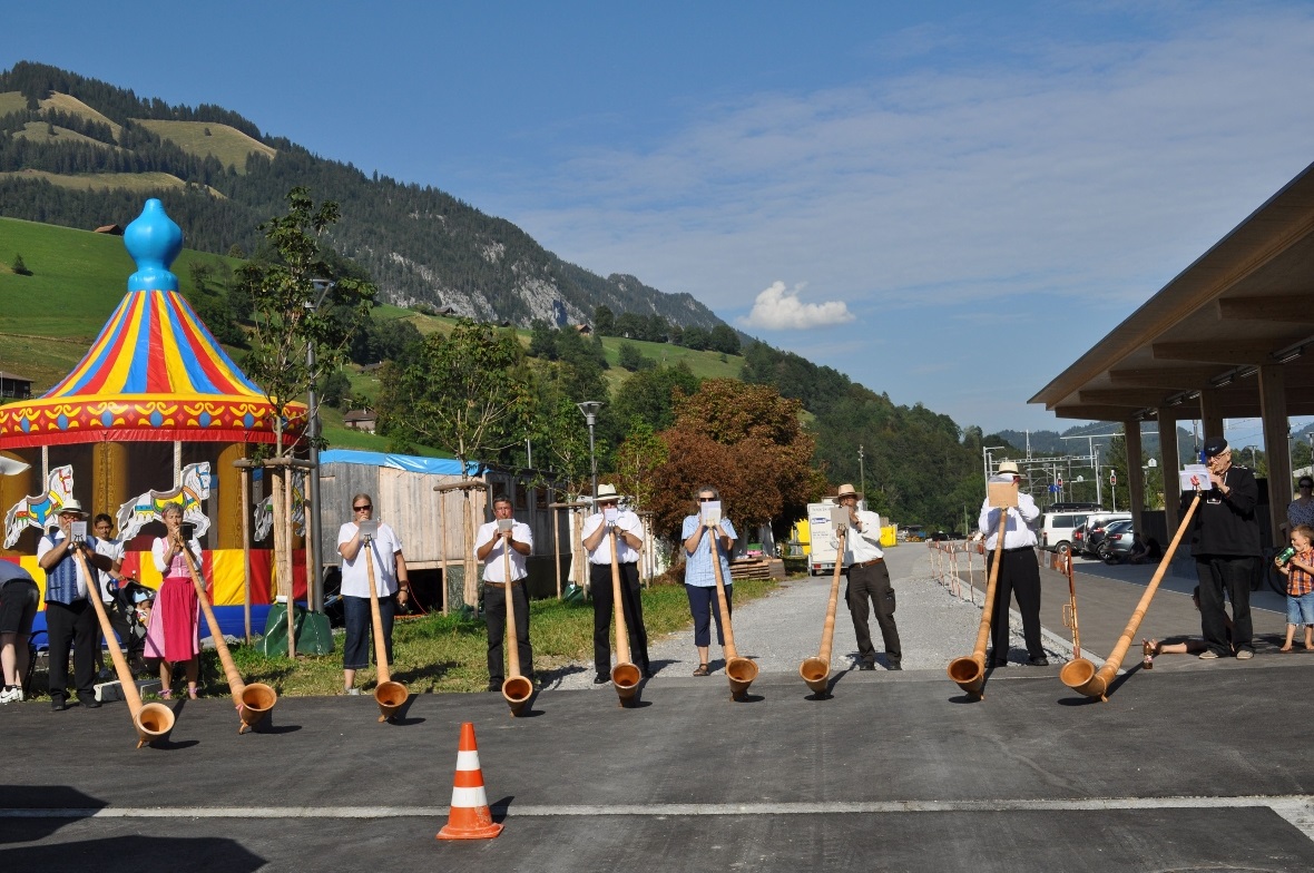 Die Alphorngruppe Stockhorner auf und bereicherte die Bahnhofeinweihung musikali...