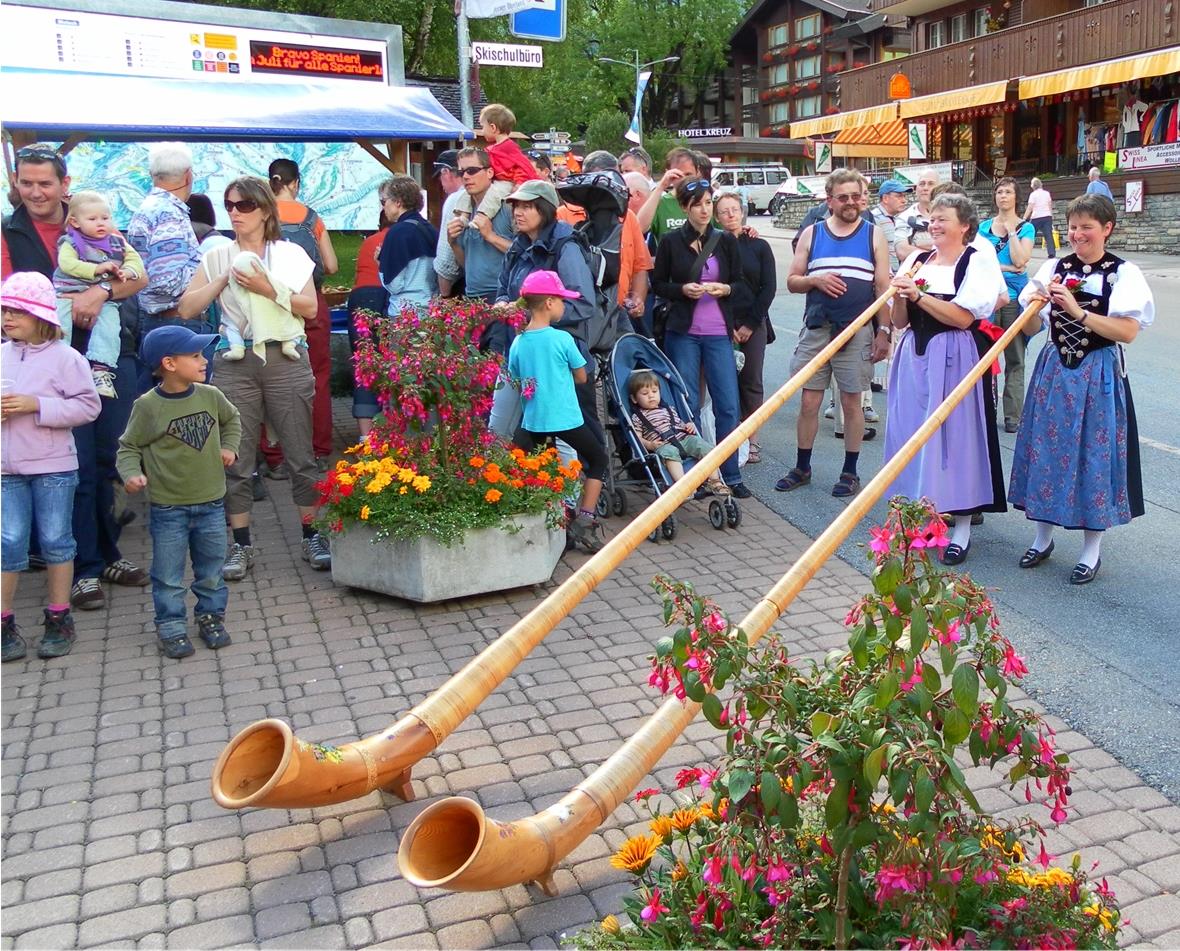 Die Alphornspielerinnen Erna Freidig und Irene Zahler.