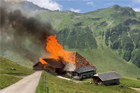 Die Alphütte brannte trotz Löscheinsatz komplett nieder, der anliegende Stall und die Umgebung konnten geschützt werden.
