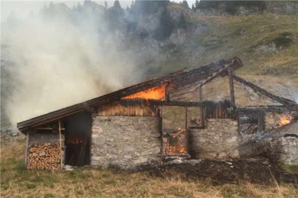 Die Alphütte brannte weitgehend nieder. 