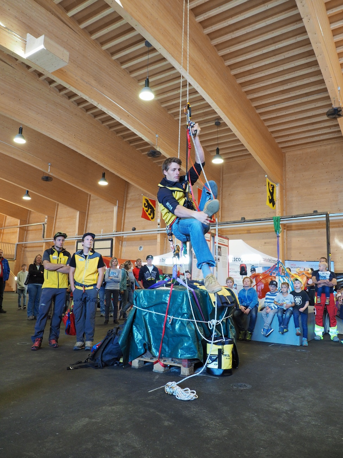 Die Alpine Rettung Schweiz demonstrierte die Rettung aus grosser Höhe.