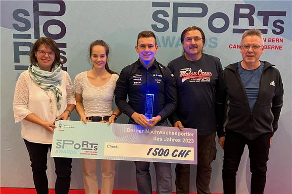 Die Angehörigen freuten sich mit Livio über den Gewinn des Preises «Berner Nachwuchssportler des Jahres 2023»: Mama Petra, Freundin India, Livio Hiltbrand mit der eigens für diesen Anlass gestalteten Trophäe, Vater René und Götti Gerhard.
