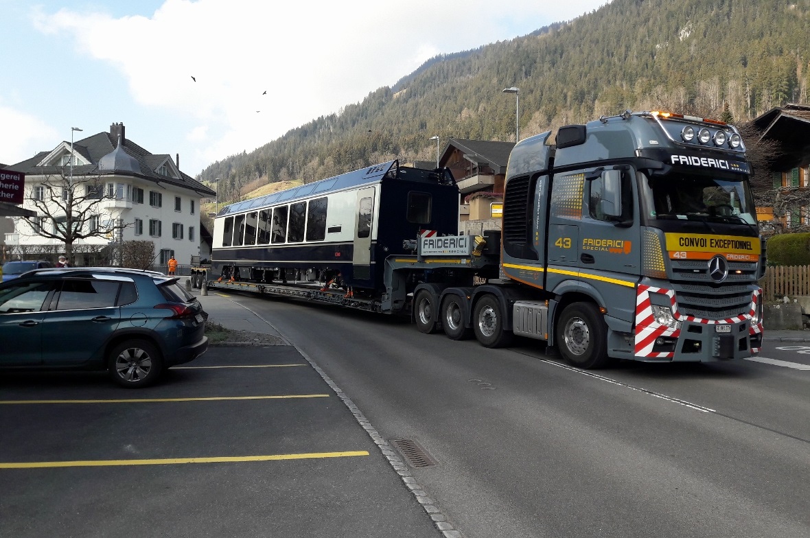 Die Anlieferung erfolgte auf der Strasse: Ein neuer Waggon für die MOB erreichte Zweisimmen am 13. April 2021.