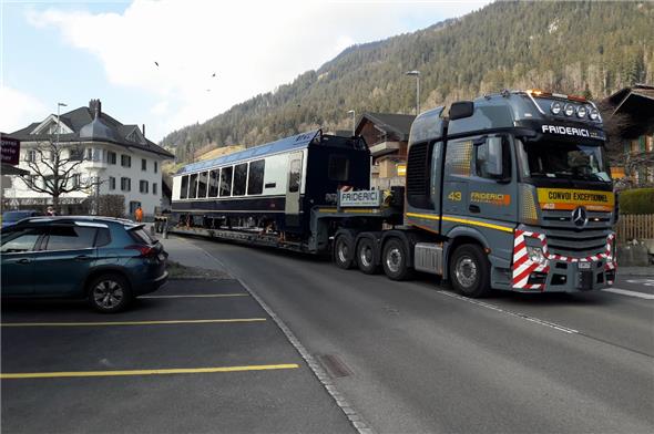 Die Anlieferung erfolgte auf der Strasse: Ein neuer Waggon für die MOB erreichte Zweisimmen am 13. April 2021.