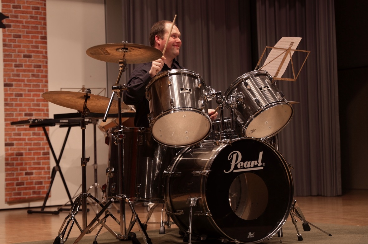 Die Anschläge auf dem Schlagzeug als Tombola-Frage.