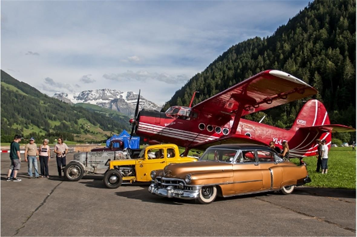 Die «Antonov» und erste Oldtimer vor dem eindrücklichen Panorama auf dem Flugplatz St. Stephan.