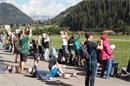 Die Augen und Objektive sind gegen den HImmel gerichtet.