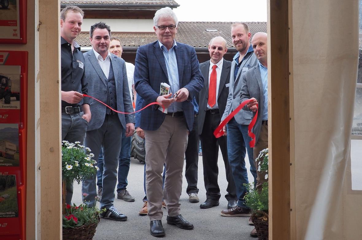Die Ausstellung wird mit dem Durchschneiden des Bandes eröffnet.