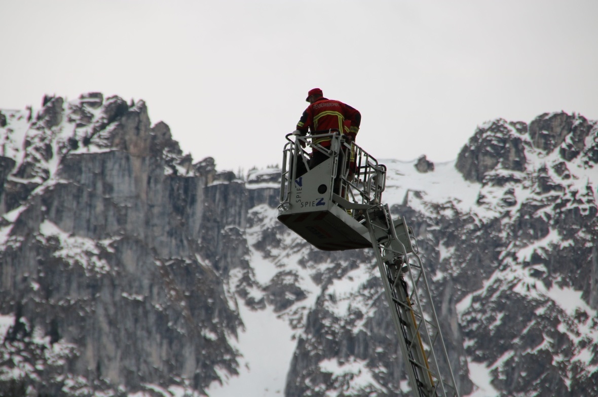 Die Autodrehleiter kann bis 30 Meter hochgefahren werden.