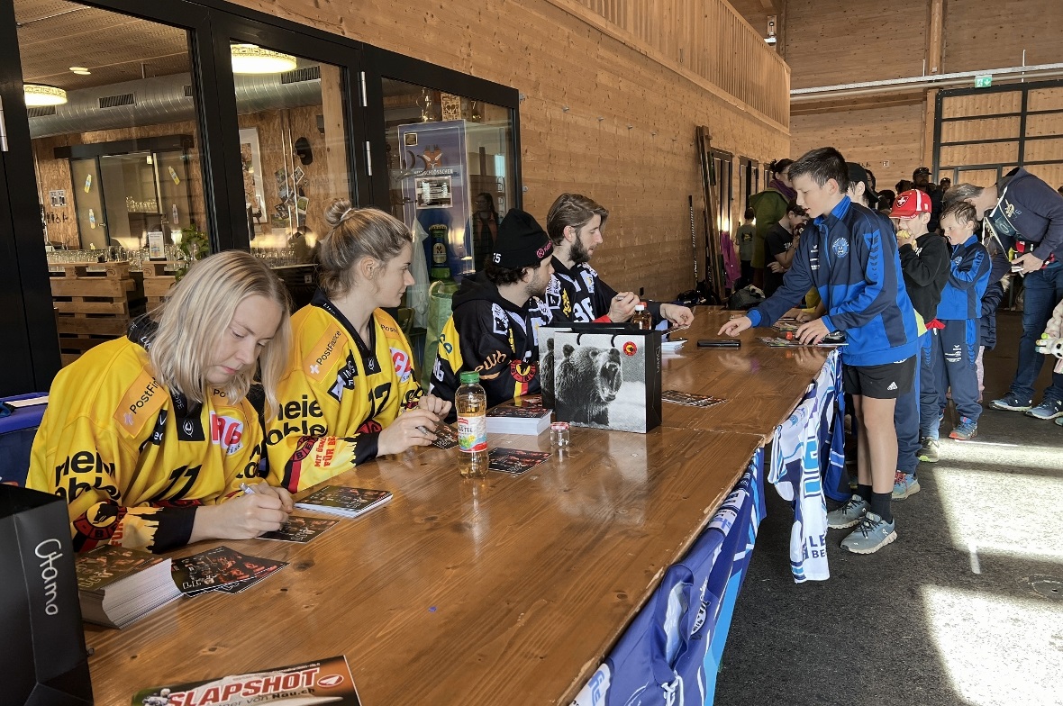 Die Autogramme der Profisportler waren heiss begehrt.