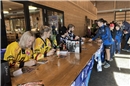 Die Autogramme der Profisportler waren heiss begehrt.