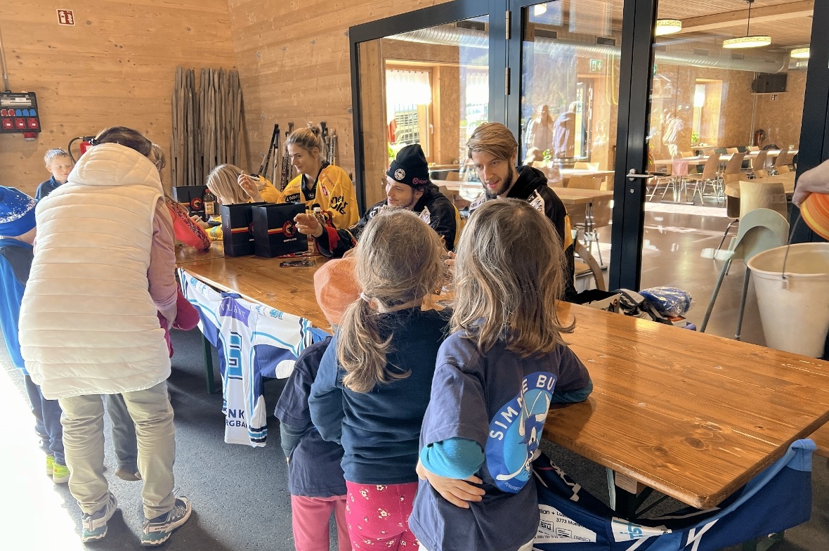 Die Autogramme der Profisportler waren heiss begehrt.