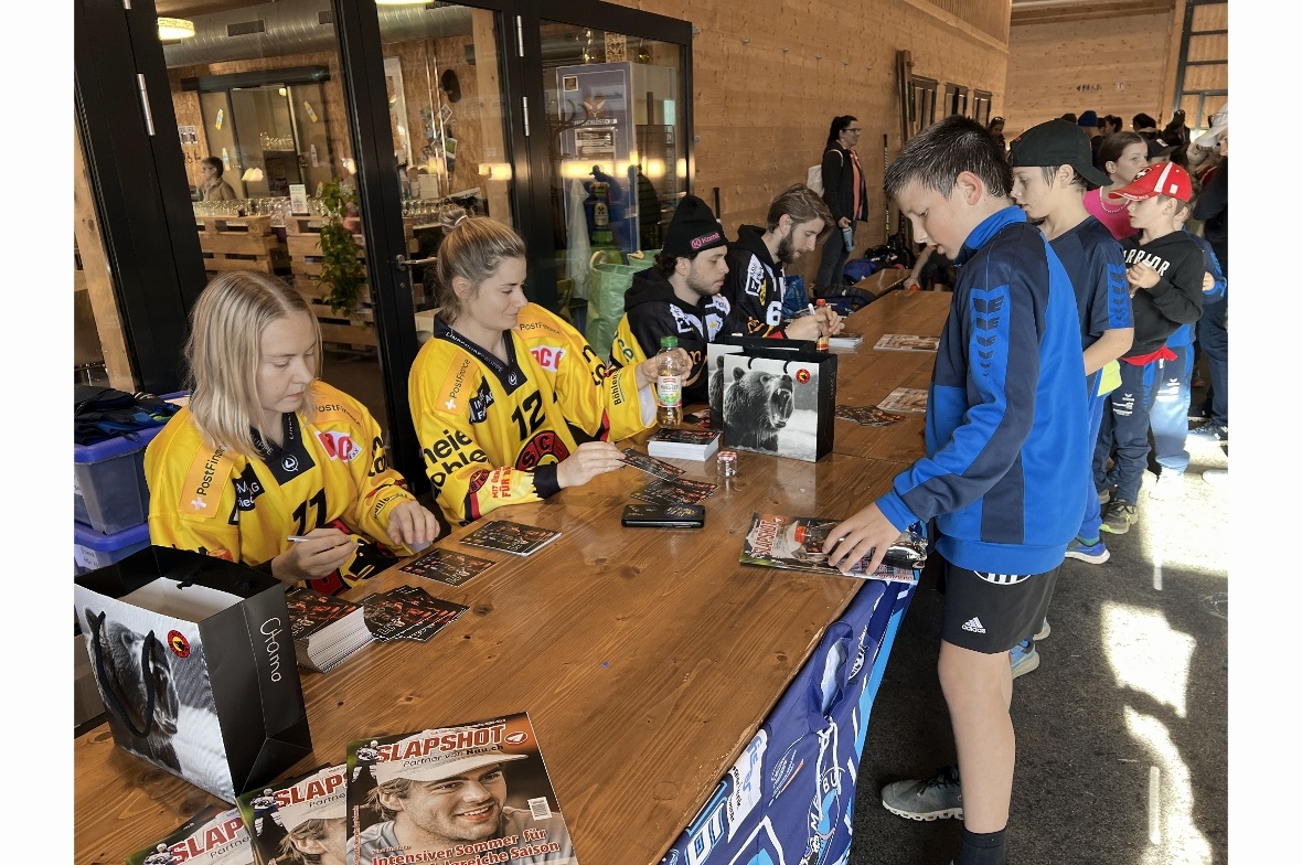 Die Autogramme der Profisportler waren heiss begehrt.