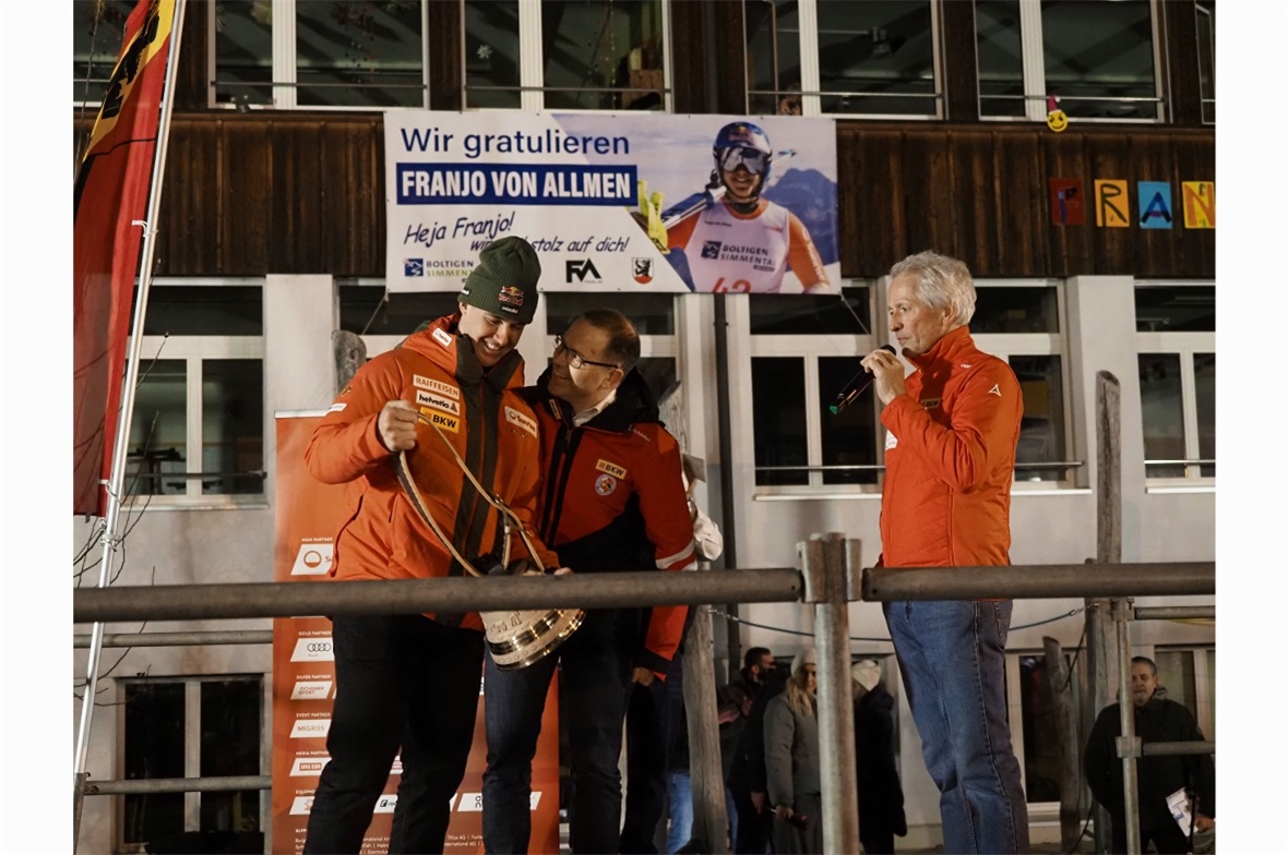 Die BOSV-Verantwortlichen überreichen Franjo eine Glocke.