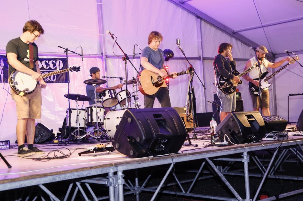 Die Band Schocco Rocco als Abendunterhalter im Festzelt