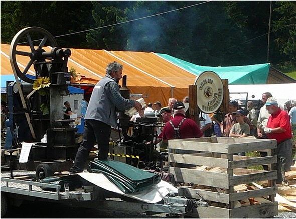 Die Bandsäge mit Glühkopfmotor und der Holzspalter, beide Maschinen in Eigenbau erstellt um 1930, waren hör- und sichtbar in Betrieb!