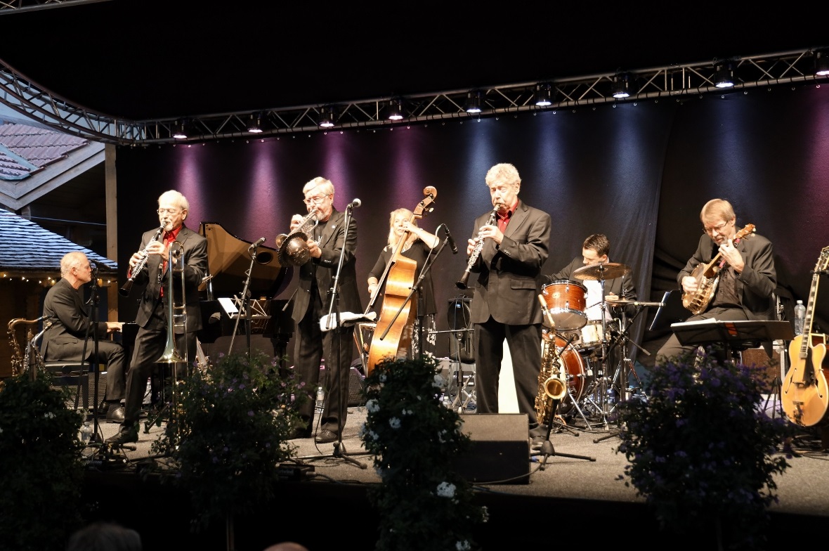 Die Barrelhouse Jazzband auf dem Kronenplatz in Konzert.
