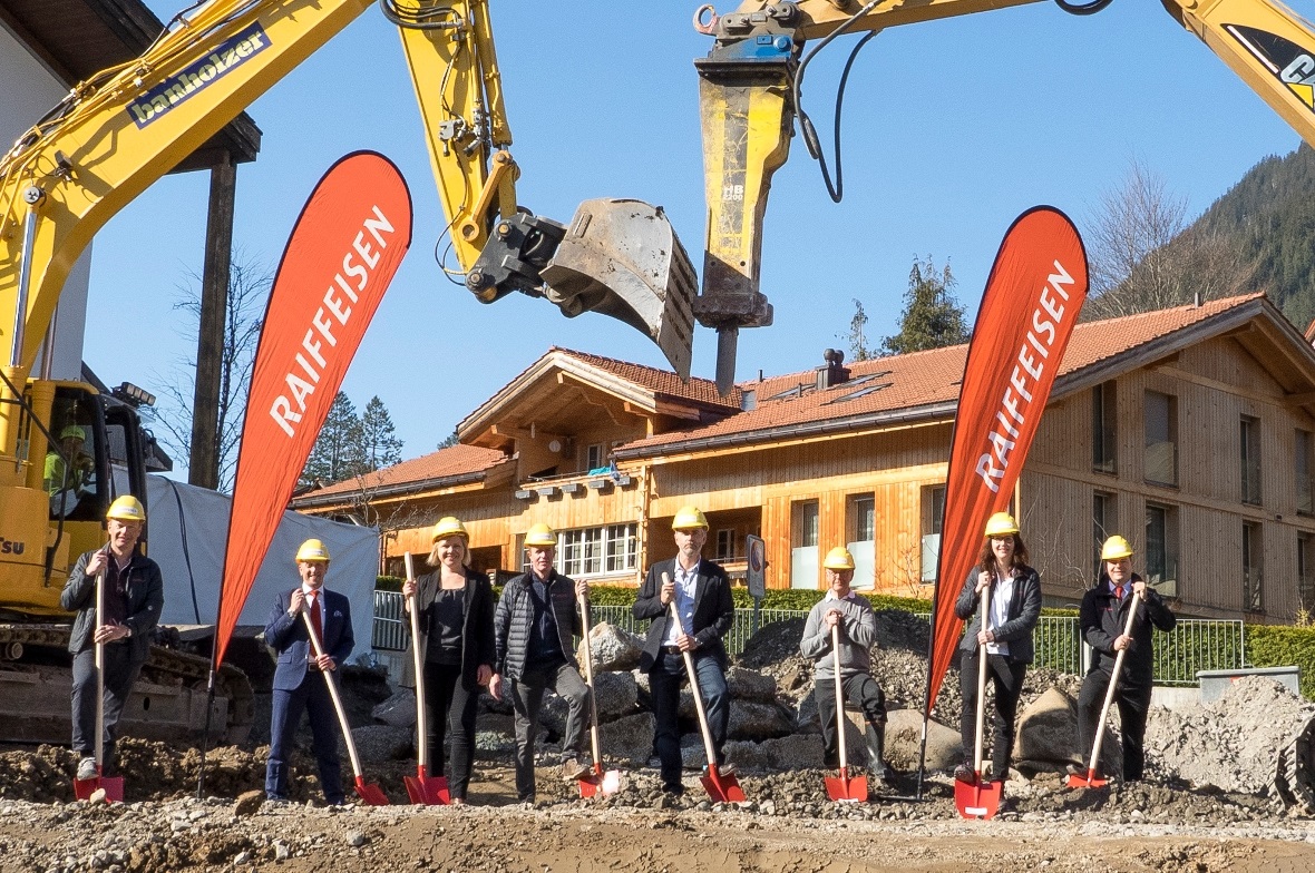 Die Baukommission und das Architekturteam von links: Erich Rufener (Mitglied des Verwaltungsrats), Andreas Josi (Vorsitzender der Bankleitung). Julia Döring (Boegli Kramp Architekten AG), Verwaltungsratspräsident Andreas Grünig, Mattias Boegli (Boegli Kramp Architekten AG), Bauführer Robert Stutz, Selina Freidig (Mitarbeiterin Fachabwicklung) und Michael Dänzer (Stellvertretender Vorsitzender der Bankleitung).