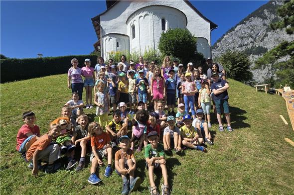 Die Baumeister der 70 Meter langen Murmelbahn im stolzen Gruppenbild.