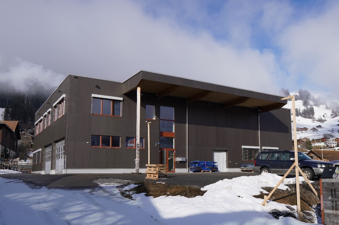 Die Bauprofile zeigen es an: hier soll der Unterstand für die Zustellfahrzeuge entstehen. Im Hintergrund das Gebäude der Pernet Gstaad AG, in dem die Zustellstelle realisiert werden soll.