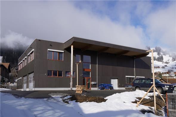 Die Bauprofile zeigen es an: hier soll der Unterstand für die Zustellfahrzeuge entstehen. Im Hintergrund das Gebäude der Pernet Gstaad AG, in dem die Zustellstelle realisiert werden soll.