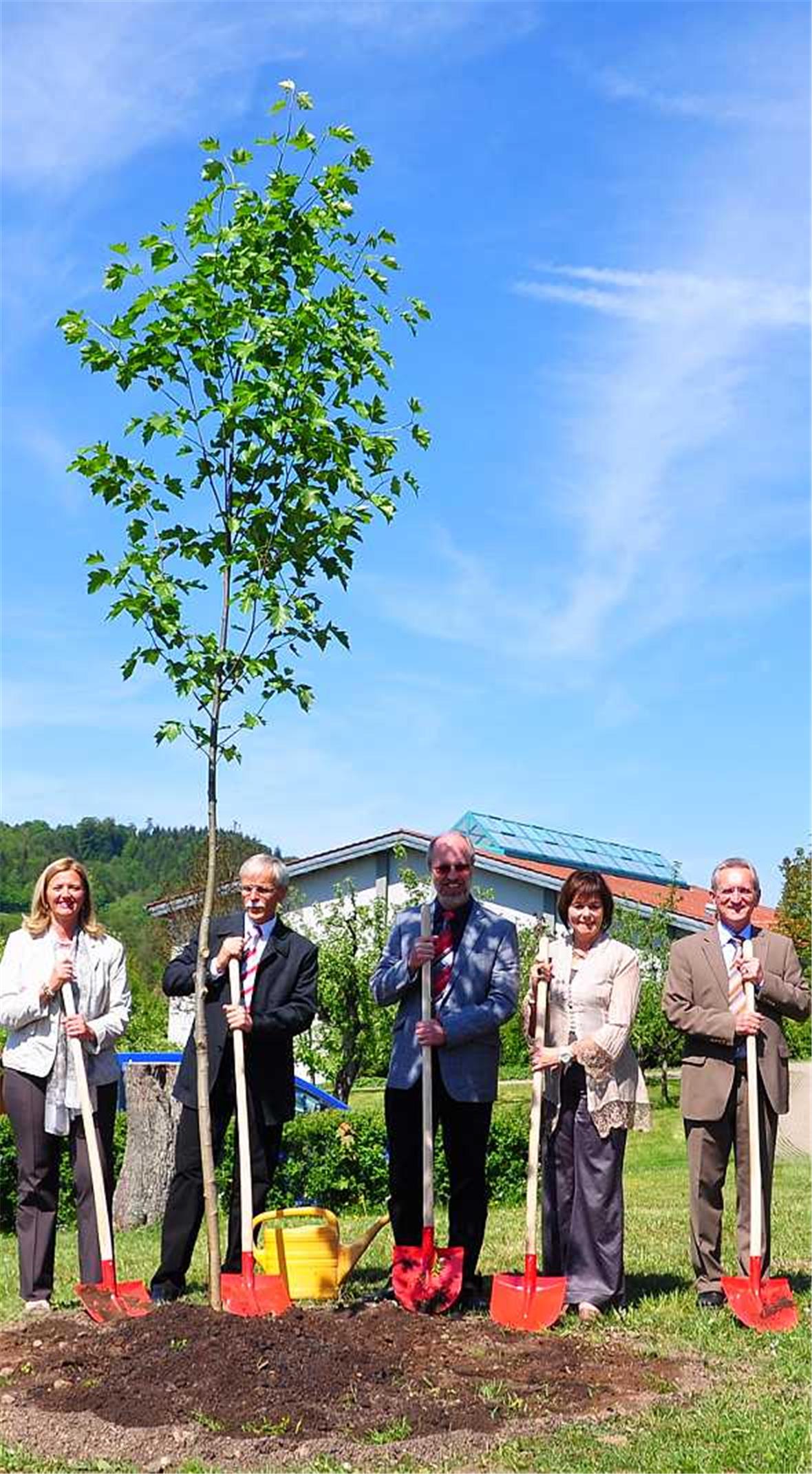 Die Behördenmitglieder pflanzten einen Baum zur Erinnerung.