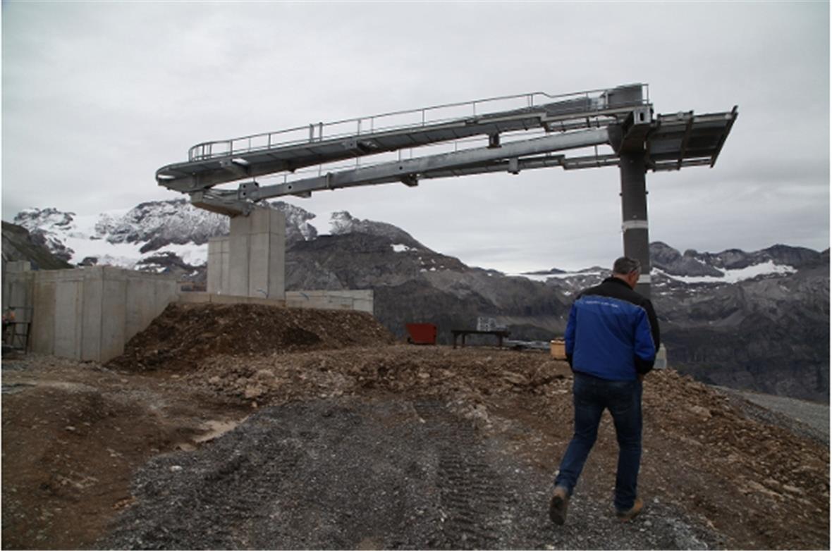 Die 22 Meter hohen Stützen sind montiert Die Bergstation noch im Rohbau.