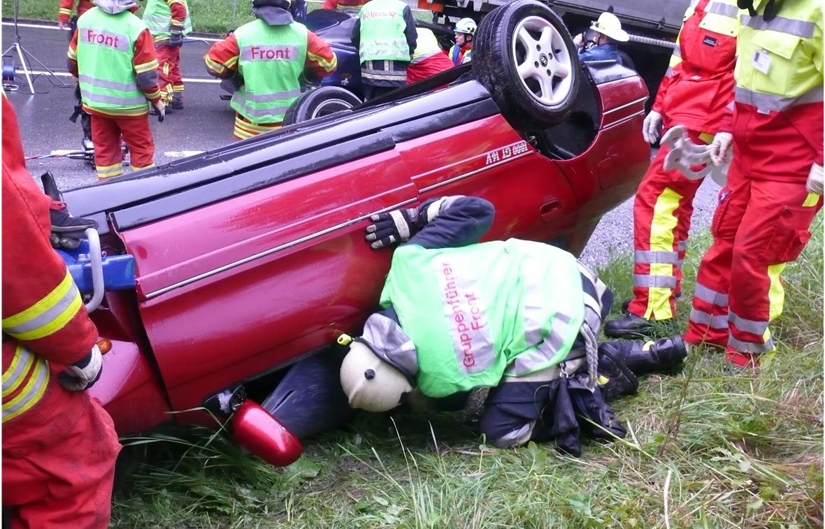Die Bergung der Verletzten war schwierig. Das Auto wurde mit Hilfe der «Muscheltechnik» geöffnet…