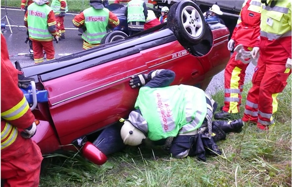Die Bergung der Verletzten war schwierig. Das Auto wurde mit Hilfe der «Muscheltechnik» geöffnet…
