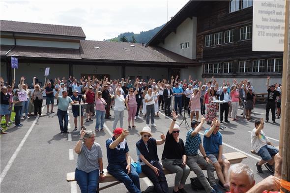 Die «Berner Oberländer Landsgemeinde» in Därstetten verabschiedete die Parolen zu Handen des Regierungsrats sowie der Spital STS AG und der Spitäler fmi AG.