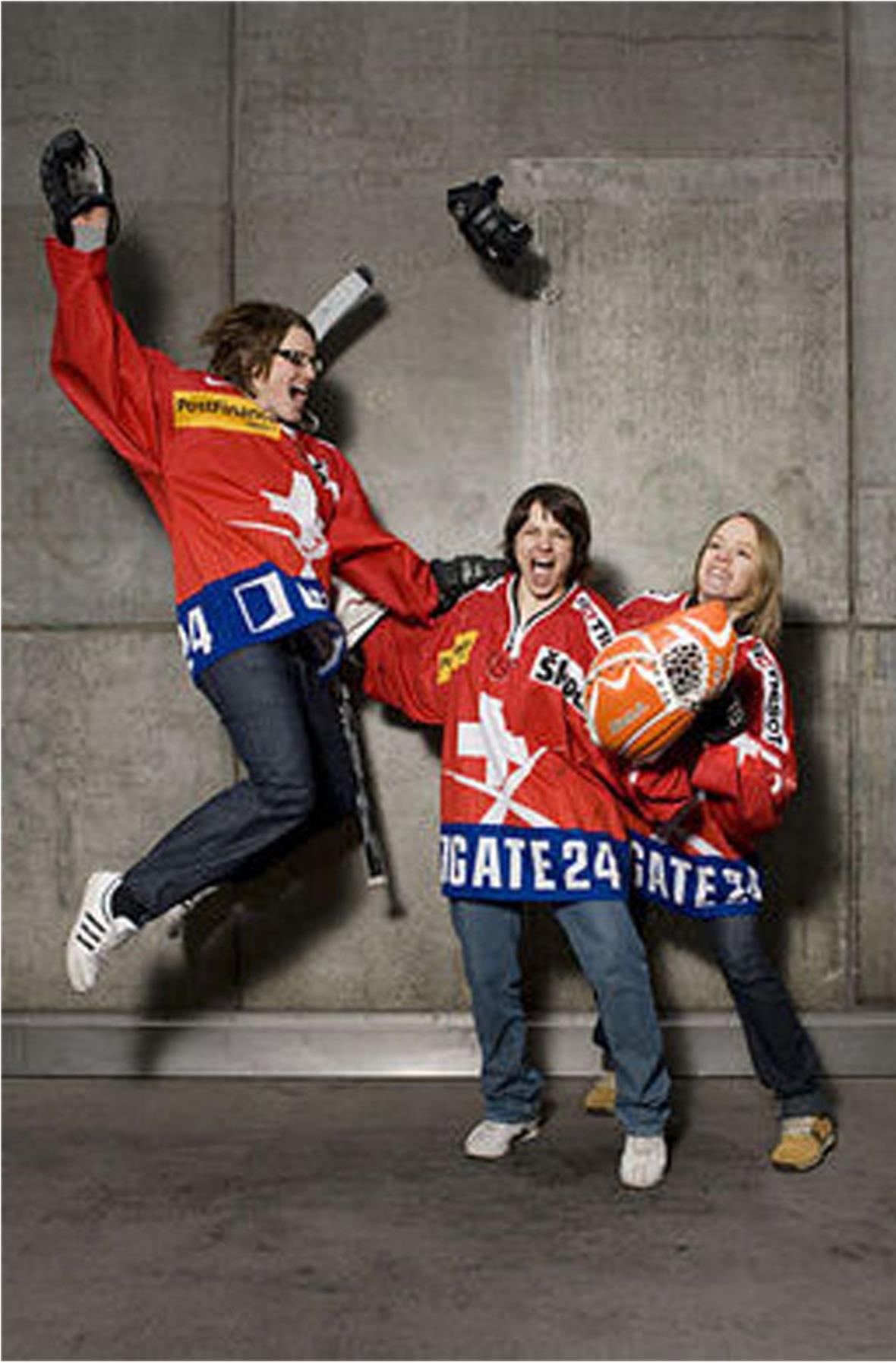 Die Bernerinnen Stefanie Wyss, Angela Frautschi (Mitte) und Dominique Slongo wollen in Vancouver mit dem Eishockey-Frauenteam in die Top 6.