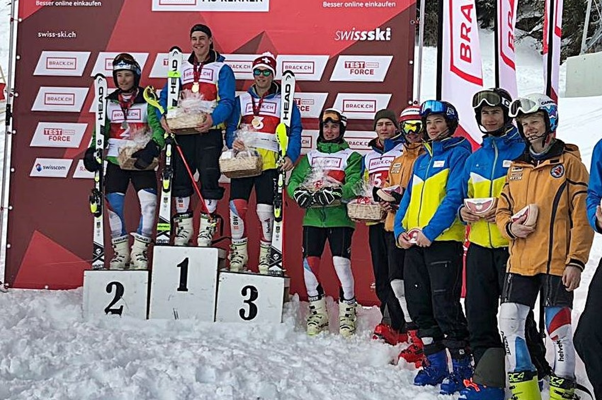 Franjo von Allmen ist Juniorenschweizermeister U18 Die Besten von links: Emric Corthay, Franjo von Allmen, Reto Mächler, Luc Roduit, Eric Wyler, Kilian Abplanalp, Gian Adank, Andri Moser und Lian von Grünigen.