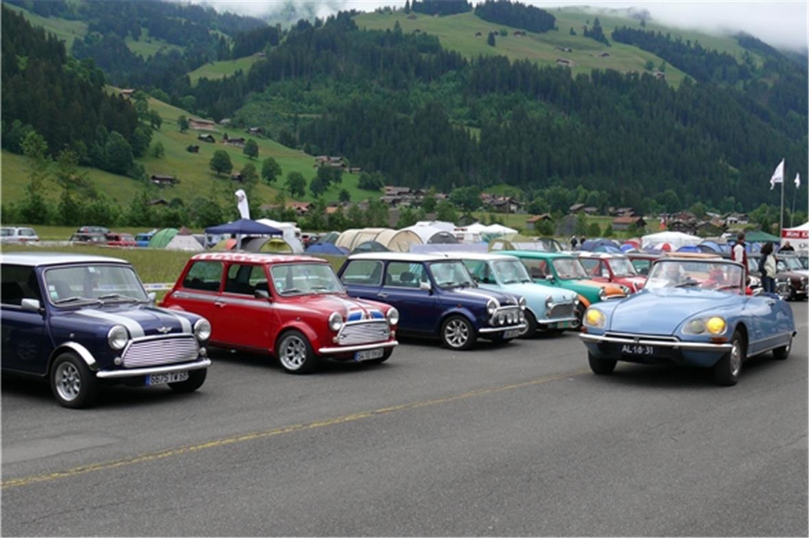 Die Besucher des Internationalen Henri-Chapron-Treffens fahren durch das Interna...