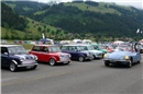 Die Besucher des Internationalen Henri-Chapron-Treffens fahren durch das Interna...