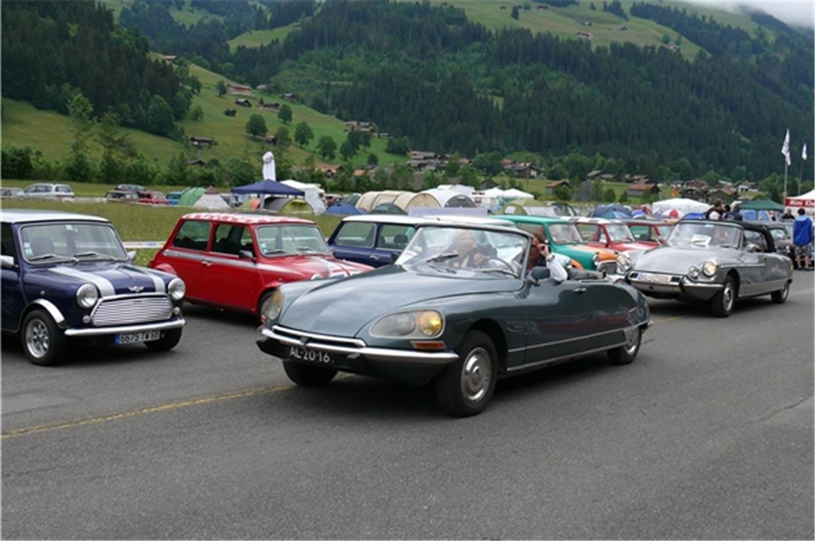 Die Besucher des Internationalen Henri-Chapron-Treffens fahren von Lenk zum Inte...