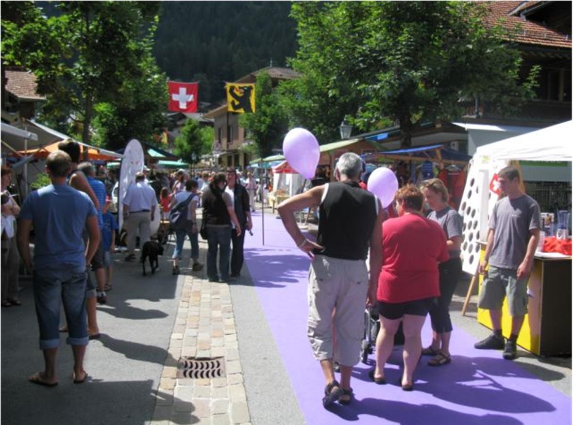 Sommermärit Die Besucher flanierten bei herrlichem Wetter durch den Sommermärit in Zweisimmen.