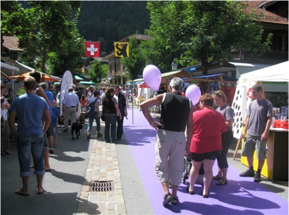 Die Besucher flanierten bei herrlichem Wetter durch den Sommermärit in Zweisimmen.