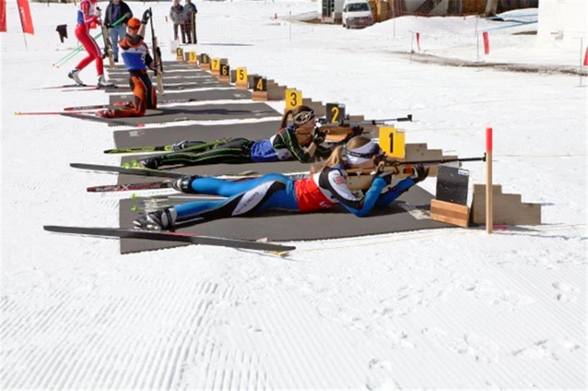 Die Biathleten beim Schiessen