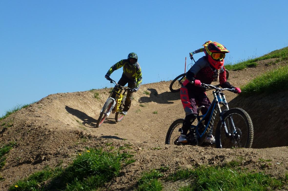 Die Biker sausen auf dem neuen «Old T-Bar»-Trail ins Tal.