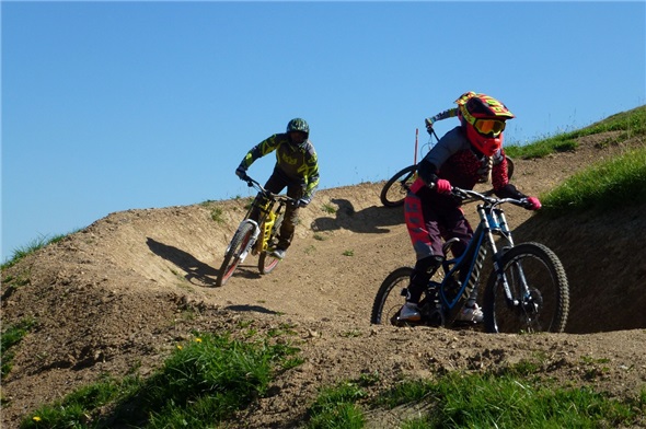 Die Biker sausen auf dem neuen «Old T-Bar»-Trail ins Tal.