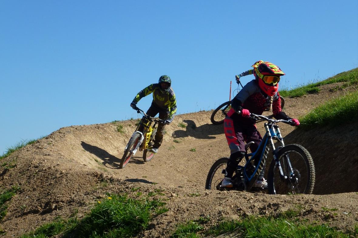 Die Biker sausen  ins Tal.