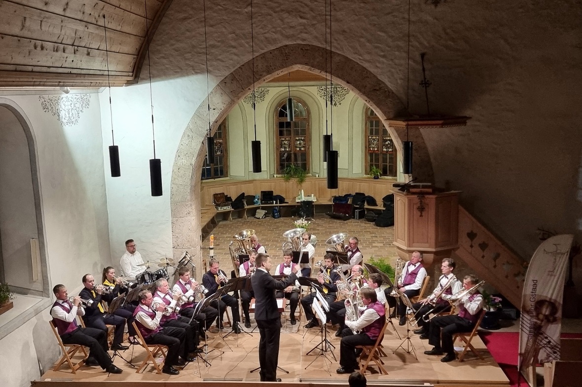 «Ich will mein Leben zu einer Sinfonie machen» Die Bläser aus Gstaad mit roter Fliege und von der Lenk mit gelber Krawatte spielten ein abwechslungsreiches Konzert unter der Leitung von Joel von Siebenthal.