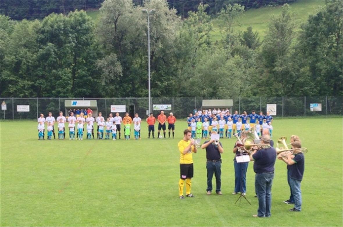 Die Bläsertruppe mit Torwart Oli Dänzer spielte vor dem Anpfiff die beiden Nationalhymnen.