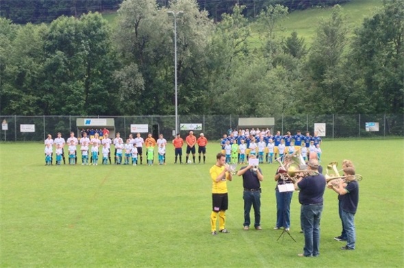 Die Bläsertruppe mit Torwart Oli Dänzer spielte vor dem Anpfiff die beiden Nationalhymnen.