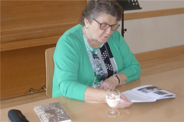 Die Blankenburgerin Elisabeth Zeller liest am Seniorennachmittag.
