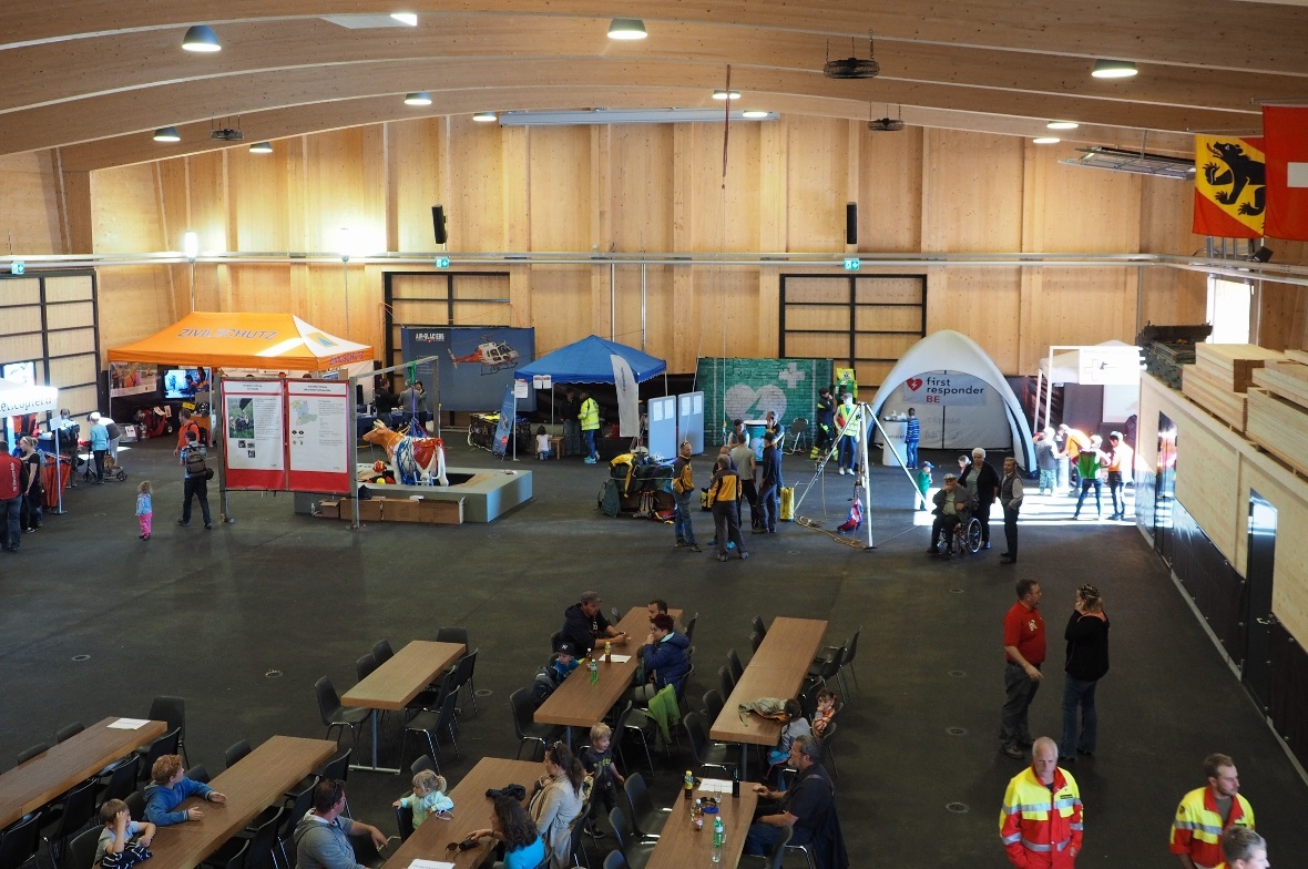 Die «Blaulichtorganisationen» stellen sich mit verschiedenen Ständen und Vorführ...