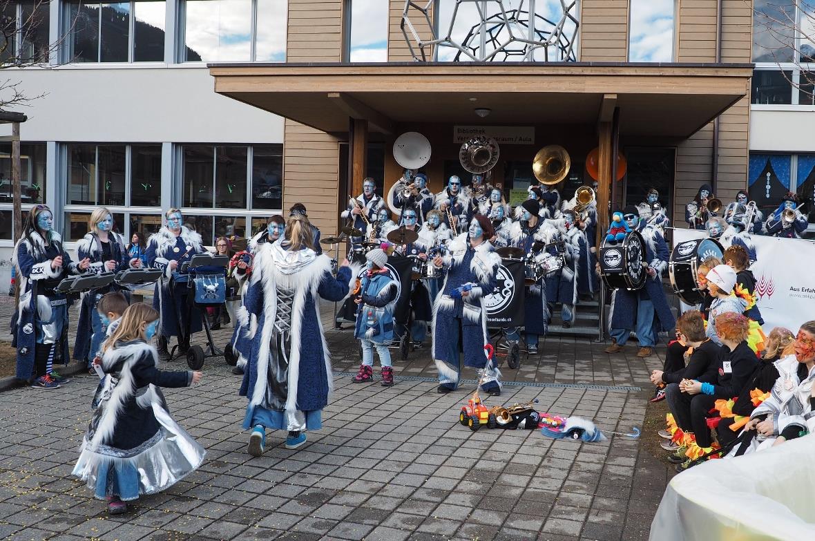 Die Bödeli-Rasselbande sorgte für Fasnachtsstimmung auf dem Schulhausplatz.